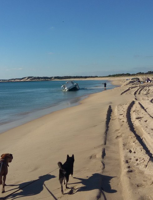 bunbury boat ashore 1